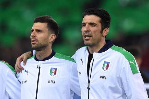 buffon_gianluigi_motta_mellett_valogatott_mezben.jpg