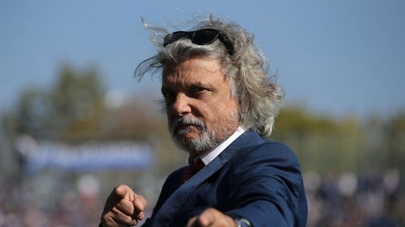 ferrero_massimo_oltonyben_napszemuvegben_mutogat.jpg