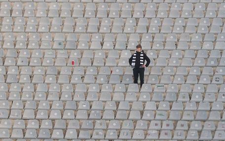 fiorentina-juventus_maganyos_szurkolo_a_nezoteren.JPG