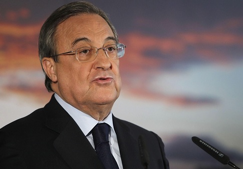 perez_florentino_fekete_oltonyben_mikrofon_elott.jpg