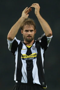 Mellberg Olof_Juve mezben tapsol.jpg