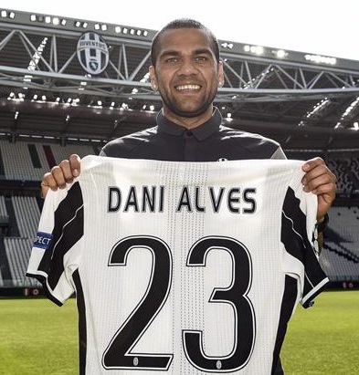 alves_daniel_csikos_mezt_tart.jpg