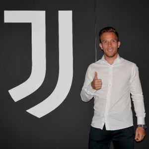 HIVATALOS: Arthur a Juventusnál, Pjanić a Barcelonánál folytatja