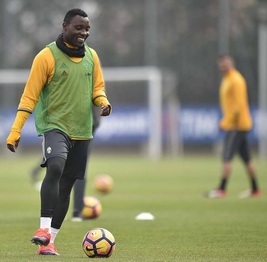 Asamoah és Chiellini a csapattal edz