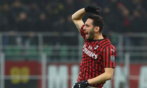 calhanoglu_hakan_kialt_milan_mezben.jpg