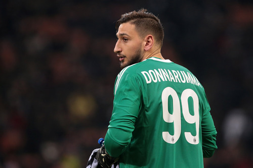 donnarumma_gianluigi_99-es_milan_mezzel_hatulrol.jpg