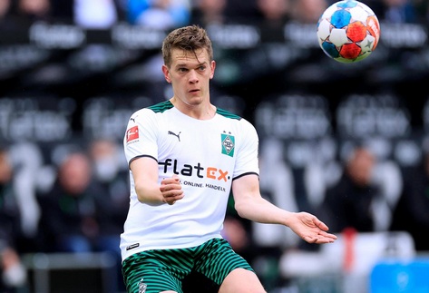 ginter_matthias_labdaval_gladbach_mezben.jpg