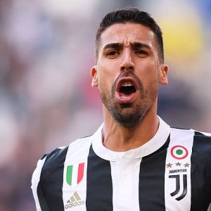 Khedira kés alá fekszik