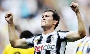 Lichtsteiner ott lehet a Sevilla elleni meccsen