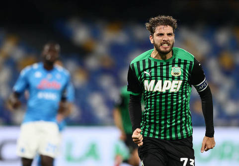 locatelli_manuel_fogait_osszeszoritja_sassuolo_mezben.jpg