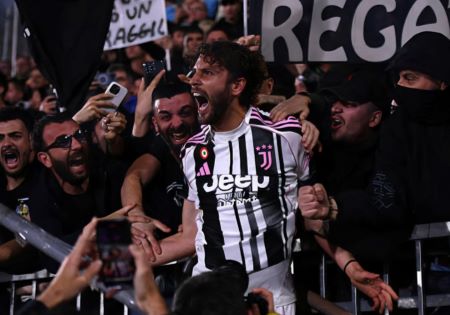 locatelli_manuel_szurkolokkal_unnepel_24-25-os_mezben.jpg