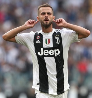 pjanic_miralem_golunneples_fulre_tett_kezekkel.jpg