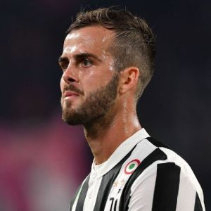 A Juventus Pjanić helyzetét mérlegeli