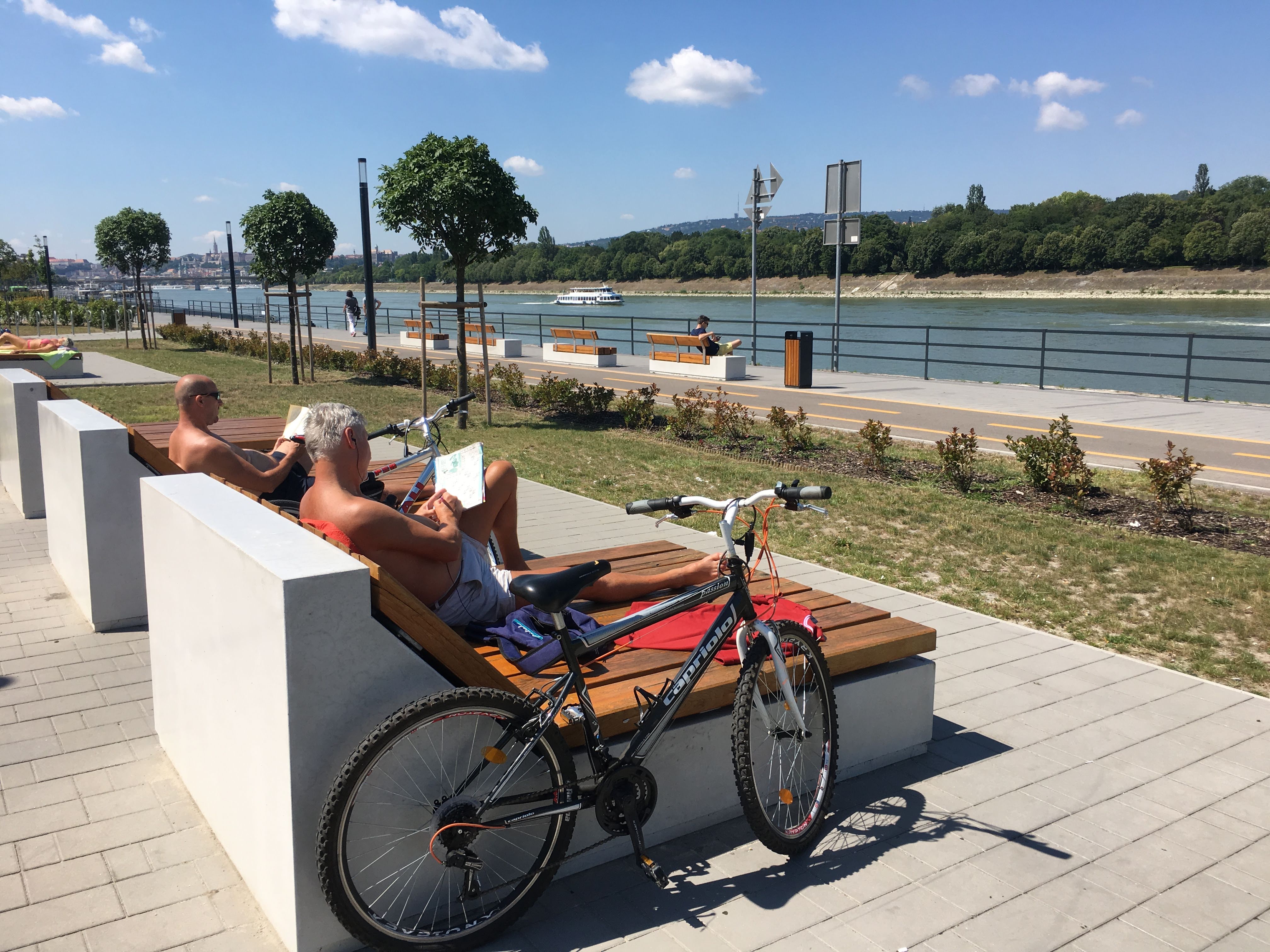 A Moszkva sétánnyal a Margitszigettel szemközti pesti oldalon új parkot akartak létrehozni. A kiszélesedő részeken ehhez már csak a fák hiányoznak, ám a sétány legnagyobb szakasza egy közlekedőfolyósó lett a Duna Aréna felé.