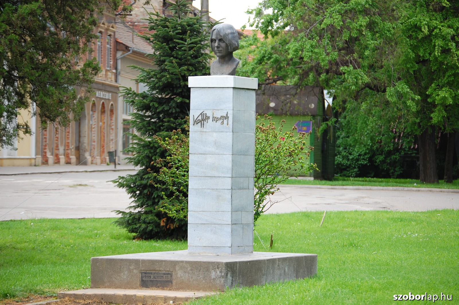 kaffka_szobor_nagykaroly.jpg