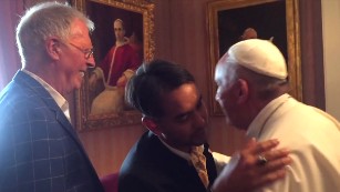 151002162200-02-pope-meets-with-gay-couple-medium-plus-169.jpg