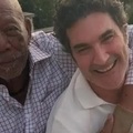 Morgan Freeman találkozott A sziget zenésze rendezőjével Paxos-on