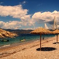 Görögország új strandtörvénye a strandok 70%-án betiltja a napozóágyakat