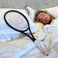 Tsitsipas egy teniszütővel osztja meg az ágyát