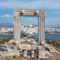 Bekerítik a Portara kapuját Naxos-on