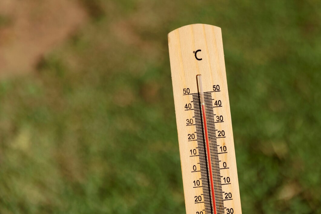 close-up-thermometer-showing-high-temperature_23-2149456753.jpg