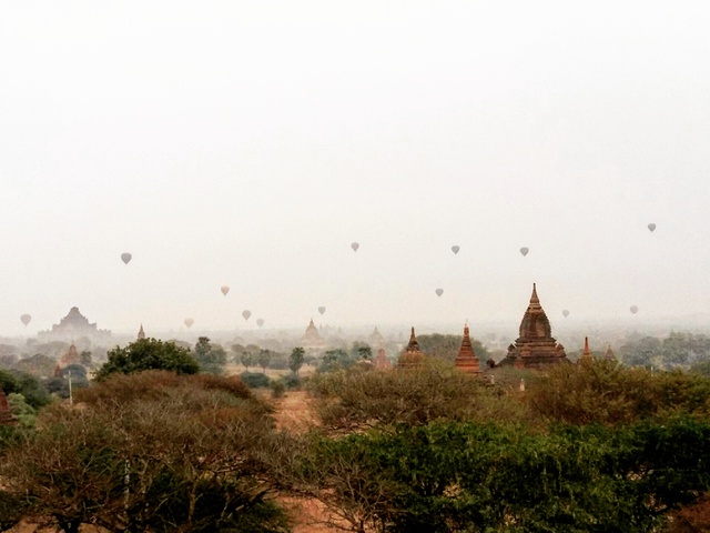 Holegballonok Bagan felett