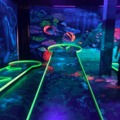 Neonszínek, minigolf és a Kanyar