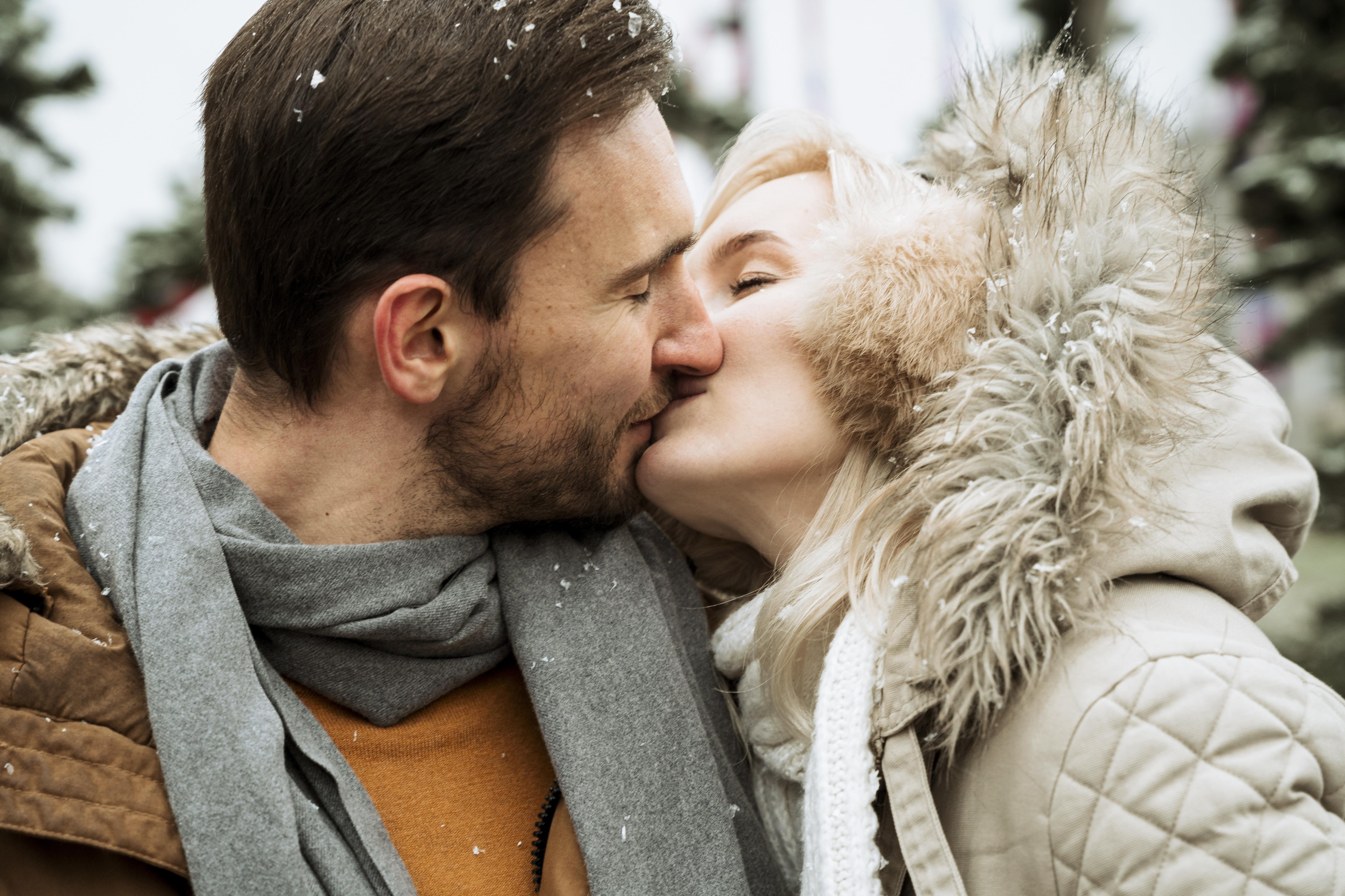 couple-winter-kissing-close-up_1.jpg