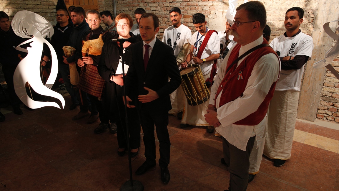 Őri László Pécs város alpolgármestere és Pilári Gábor a MárkusZínház vezetője hivatalosan is megnyitja a fesztivált