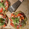 Gluténmentes, alacsony szénhidrát tartalmú, brokkolis-szalámis mini pizza