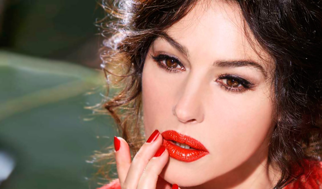 monica-bellucci-dolce-and-gabbana-makeup-lipstick-video-backstage.jpg