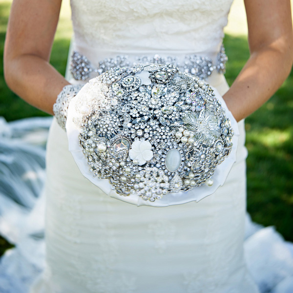 winter-wedding-brooch-bouquet-william-innes-photography.jpg