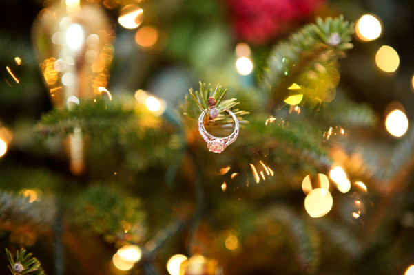 winter-wedding-ring-on-tree-kristen-gornberger-photography.jpg