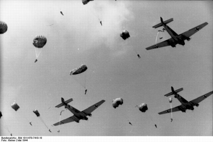 blog49 Bundesarchiv_Bild_101I-670-7410-10,_Fallschirmjägerabsprung_aus_Junkers_Ju_52.jpg