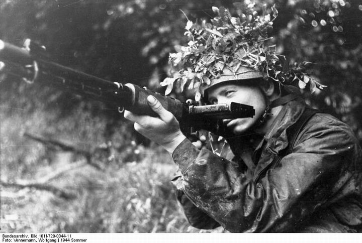 blog49 Bundesarchiv_Bild_101I-720-0344-11,_Frankreich,_Fallschirmjäger_mit_FJG_42_in_Stellung.jpg