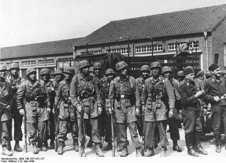 blog49 Bundesarchiv_Billd_146-1971-011-27,_Belgien,_Eben_Emael,_Fallschirmjäger.jpg