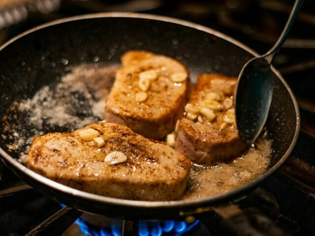 Csirkemájjal töltött karaj rántva, hagymás zsíros tört krumplival