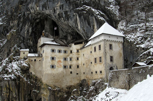 A predjamai vár és a Postojnai-cseppkőbarlang