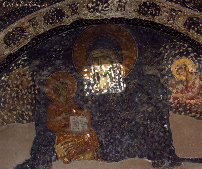 Ljeviši Miasszonyunk templom - freskó a bejárat felett
