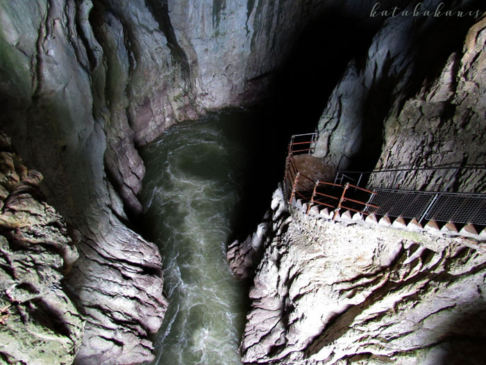 A folyó dübörgése a Mahorcic-barlangban.