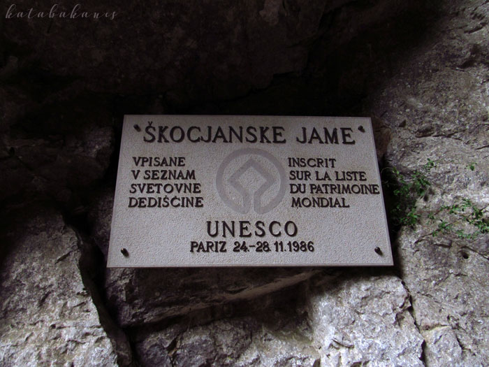 Az 1986-os UNESCO jelölés táblája a Schmidl-teremnél