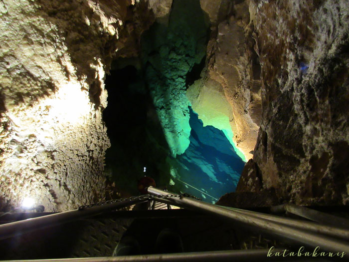A második tó türkiz színű vize (Rákóczi-barlang)