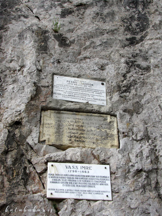 A bejáratnál - itt járt Petőfi Sándor (Aggteleki cseppkőbarlang)