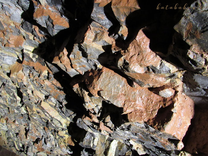 Vas kioldódásától vörös sziklák (Aggteleki cseppkőbarlang)