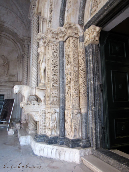 Részlet - a Szent Lőrinc-katedrális faragott kapuja