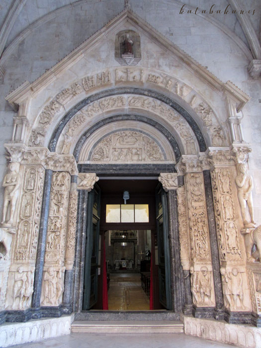 A Szent Lőrinc-katedrális faragott kapuja