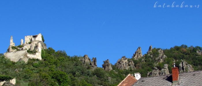 Dürnstein vára és a mellette lévő sziklaképződmények