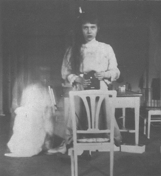 546px-Grand-Duchess-Anastasia-Nikolaevna-self-photographic-portrait.jpg