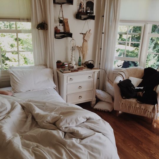 white_bohemian_bedroom_calming_relaxing.jpg