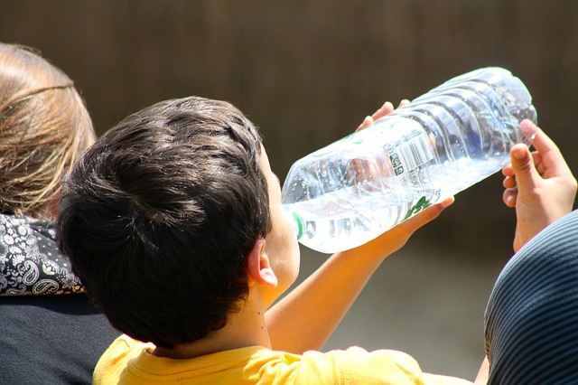 boy-drinking-from-bottle-738210_640.jpg